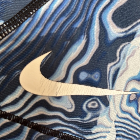 Nike PRO dri-fit short - girls medium - Picture 2 of 4